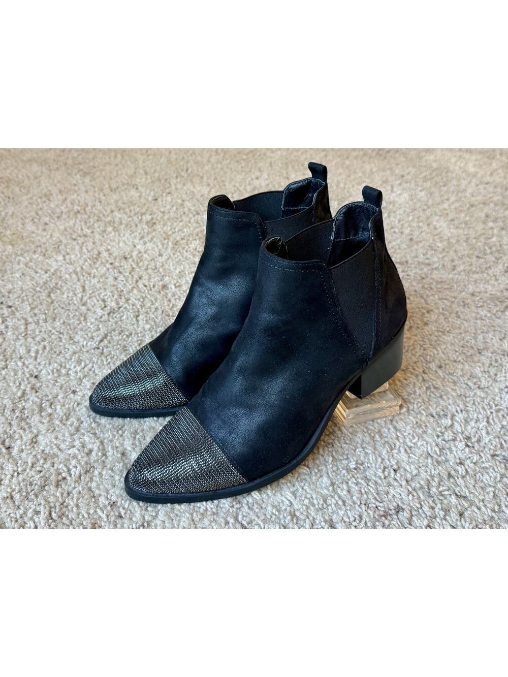 Report Women's Black Textured Pointed Toe Block Heel Ankle Bootie - 8.5